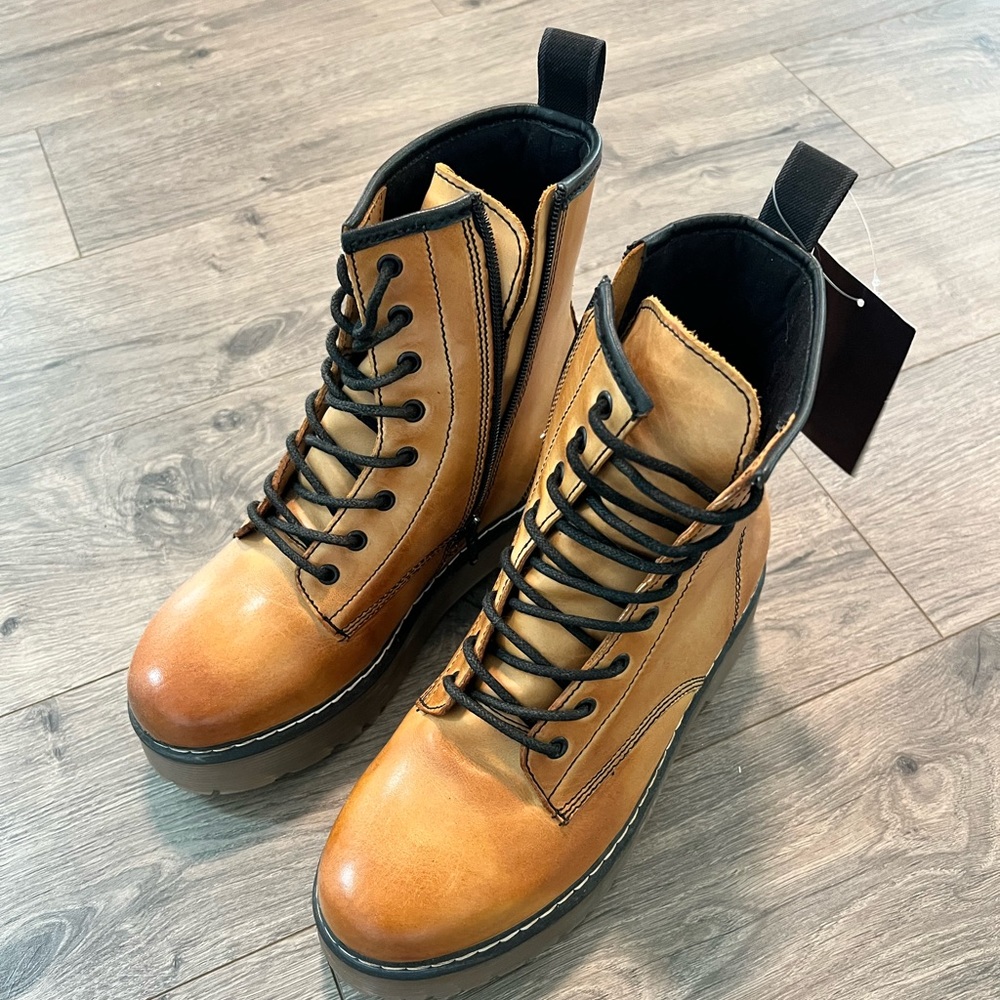 Roolee Elvis platform boots. NWT. Size 8
